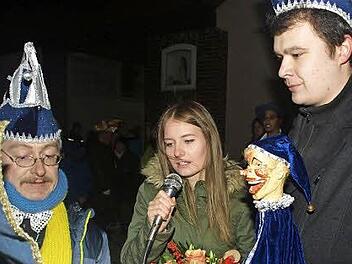 Christina I. (Christina Winter) und Kevin I. (Kevin Linsner), präsentiert von Matthias Besler, verkündeten auf dem Schlossplatz ihr Regierungsprogramm.  Foto: Stefan Geiger