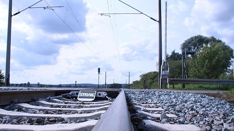 Fahrtrichtung Würzburg: Der Landkreis Haßberge möchte die öffentlichen Verkehrsmittel zu einheitlichen Preisen in einem Verkehrsverbund Mainfranken nutzbar machen.Andreas Lösch