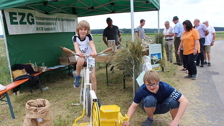 Wie aus Körnern mit viel Kraft Mehl wird, demonstrierten Julian und Fabian per Fahrrad am Stand der Erzeugergemeinschaft