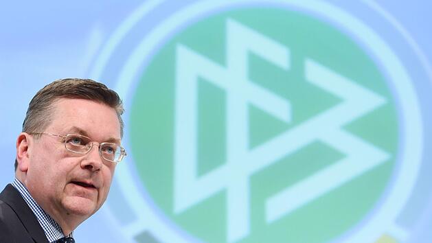 DFB-Pr&auml;sident Reinhard Grindel ger&auml;t immer mehr unter Druck. Laut einer aktuellen Umfrage w&uuml;nscht sich die Mehrheit der Deutschen einen R&uuml;cktritt Grindels. Foto: Arne Dedert/dpa