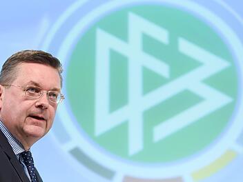 DFB-Präsident Reinhard Grindel gerät immer mehr unter Druck. Laut einer aktuellen Umfrage wünscht sich die Mehrheit der Deutschen einen Rücktritt Grindels. Foto: Arne Dedert/dpa