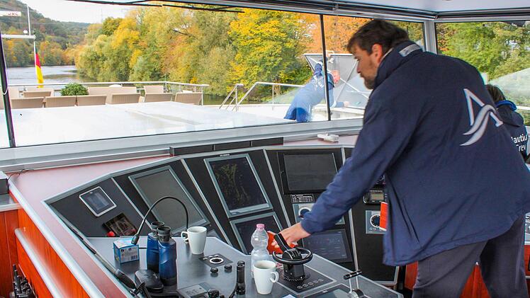 Der Kapitän steuert die Tranquility durch die Schleuse bei Eltmann.
