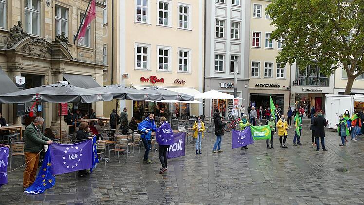 Grünes Bamberg und Volt  verbanden sich beim Gabelmann am Grünen Markt.   Foto: Marion Krüger-Hundrup