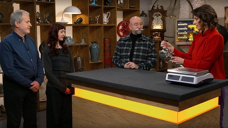 Ralf Dux und seine Tochter Marlene pr&auml;sentierten einen Silberpokal.
