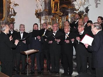 Der Männerchor der Liedertafel, hier mit Thomas Betzer als Dirigent, sang weihnachtliche Lieder. Fotos: Björn Hein