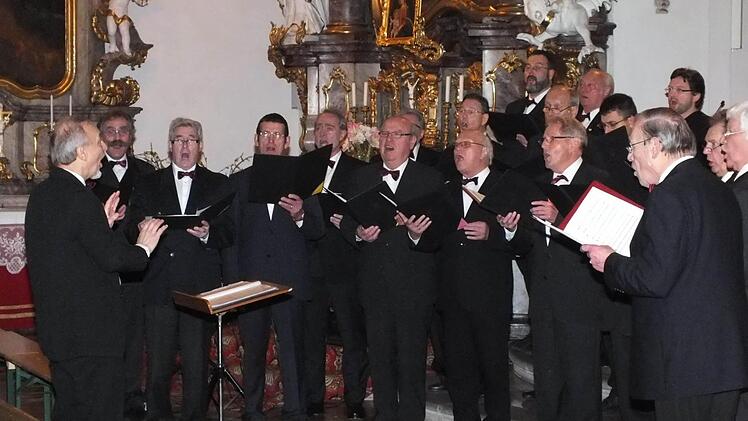 Der Männerchor der Liedertafel, hier mit Thomas Betzer als Dirigent, sang weihnachtliche Lieder. Fotos: Björn Hein
