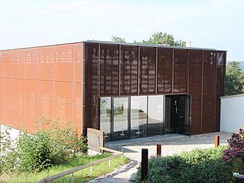 Das ehemalige Eishaus sticht mit seiner modernen Architektur aus dem Bräuwerck-Ensemble heraus. Foto: Thomas Heuchling