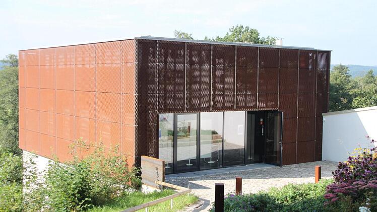 Das ehemalige Eishaus sticht mit seiner modernen Architektur aus dem Bräuwerck-Ensemble heraus. Foto: Thomas Heuchling