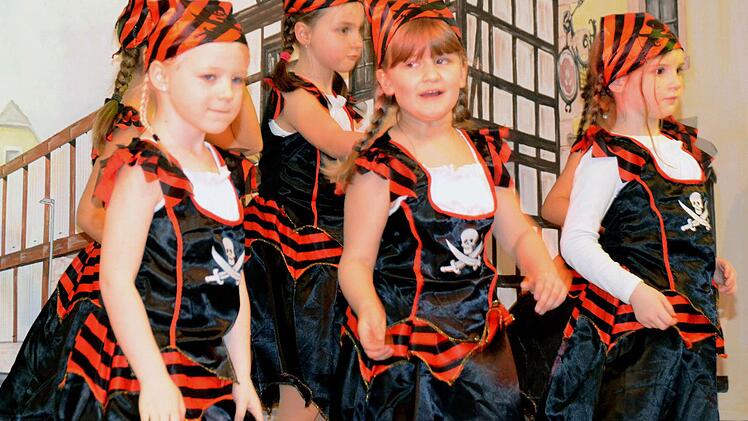 Die "Minikels", die Kindertanzgruppe mit 15 Mädchen und zwei Jungs im Alter von fünf bis zehn Jahren, überzeugten das Publikum.  Foto: Peter Rauch