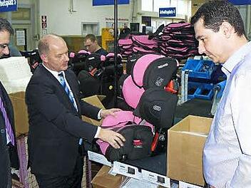 MdL Martin Schöffel (links) besichtigte auch die Firma Recaro. Mit imBild Managing Director Gerhard Kraus (Mitte) und 3. Bürgermeister Martin Döring. Foto: Klaus-Peter Wulf