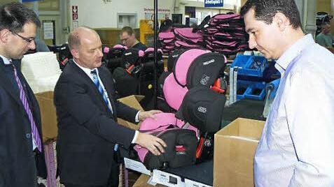 MdL Martin Schöffel (links) besichtigte auch die Firma Recaro. Mit imBild Managing Director Gerhard Kraus (Mitte) und 3. Bürgermeister Martin Döring. Foto: Klaus-Peter Wulf