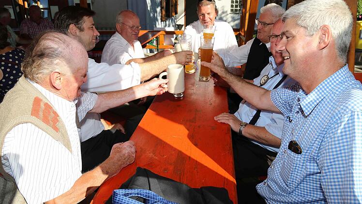 Auch der Frühschoppen gehört zum Flugplatzfest. Foto: Franz Galster