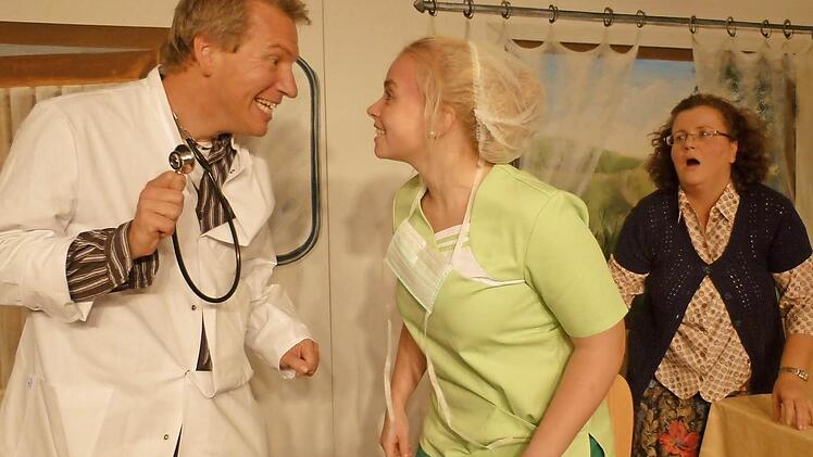 Mit flotten Sprüchen und humoristischen Einlagen wollen die Trächer Laienschauspieler ihr Publikum in den Bann ziehen. Foto: Doris Weidner