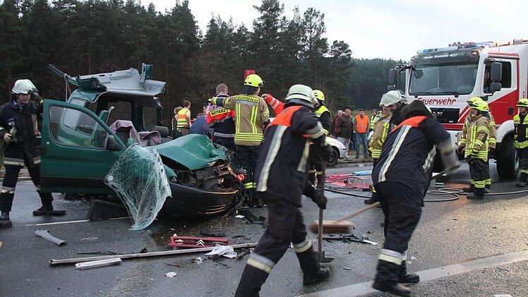 Noch während der Rettung der schwer verletzten Fahrerin säuberten Feuerwehrleute die Unfallstelle.  Foto: Herbert Fischer