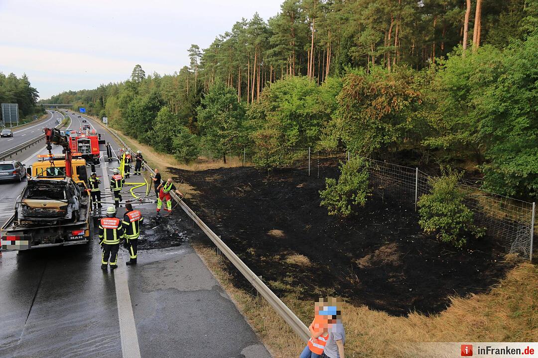 A73: Auto brennt bei Bamberg aus