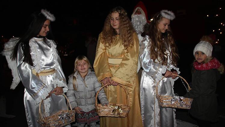 Impressionen von Adventsmarkt und Adventseinläuten in Mainleus. Foto: Stephan Stöckel