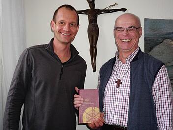 Pfarrer Matthias Schricker und Pfarrer Manfred Endres laden zu ökumenischen Bibelabenden vom 19. bis 21. Januar in Bischofsheim ein. Foto: Marion Eckert