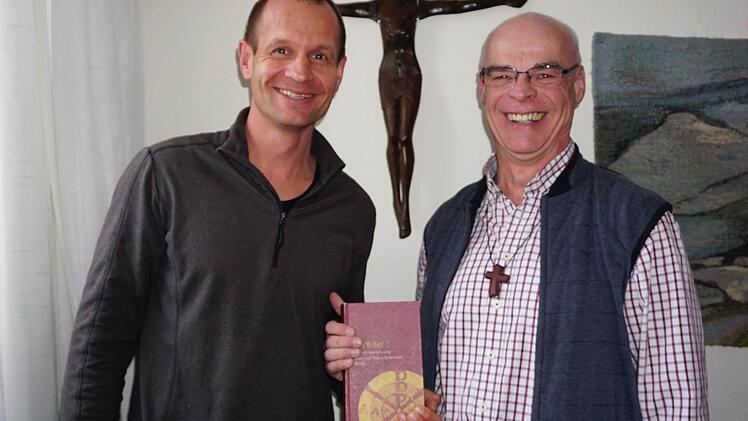 Pfarrer Matthias Schricker und Pfarrer Manfred Endres laden zu ökumenischen Bibelabenden vom 19. bis 21. Januar in Bischofsheim ein. Foto: Marion Eckert