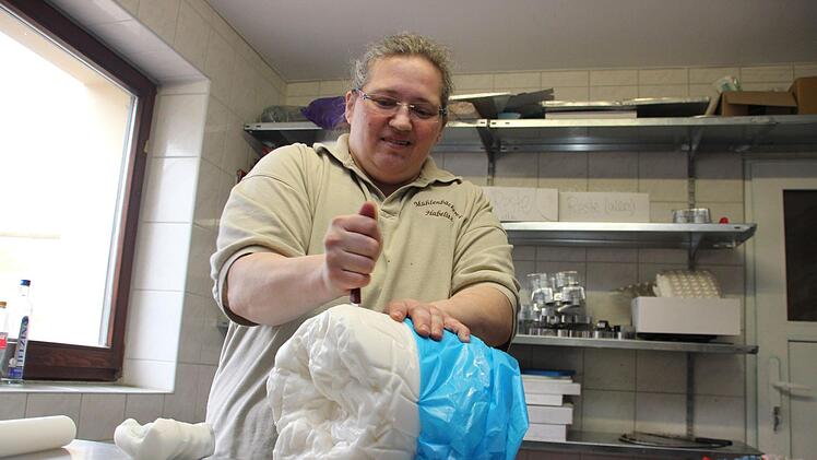 Aller Anfang ist... Fondant, hier noch im Rohzustand. Foto: Anna-Lena Deuerling