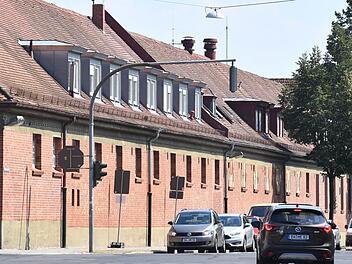 Sie sollen aufgestockt und zu 2-bis 5-Zimmerwohnungen umgewandelt werden: ehemalige Reitställe der Lagardekaserne.  Ronald Rinklef