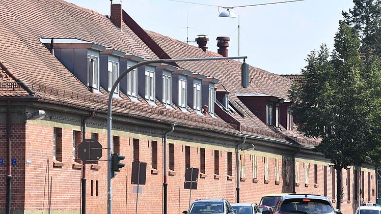 Sie sollen aufgestockt und zu 2-bis 5-Zimmerwohnungen umgewandelt werden: ehemalige Reitställe der Lagardekaserne.  Ronald Rinklef