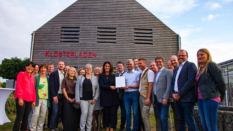 Staatsministerin Michaela Kaniber im Kreise zahlreicher Heimatunternehmer beim Besuch in Maria Bildhausen. Foto: Markus B&uuml;ttner