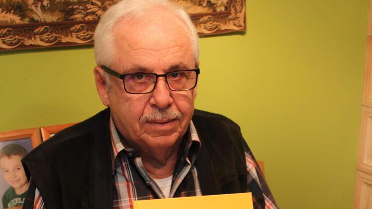 Dieter Zöberlein mit seinen drei Büchern Foto: Carmen Schwind