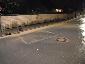 Erst kürzlich stand wieder Wasser auf der Dorfhauser Straße in Weißenohe. Foto: privat