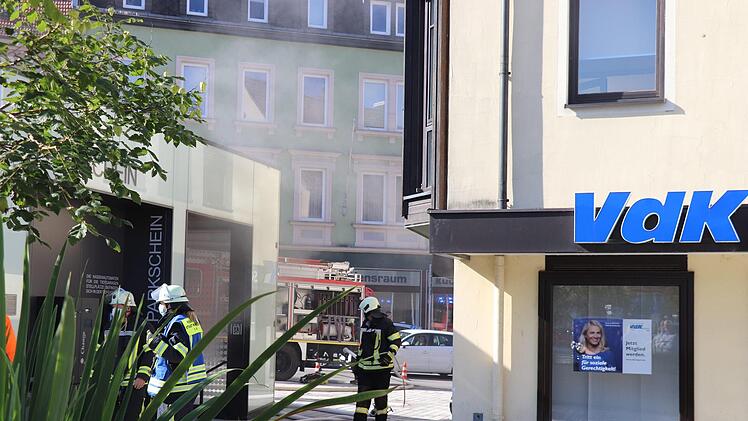 Auch aus dem Treppenhaus an der Klostergasse drangen Rauchschwaden.Foto: Katrin Geyer