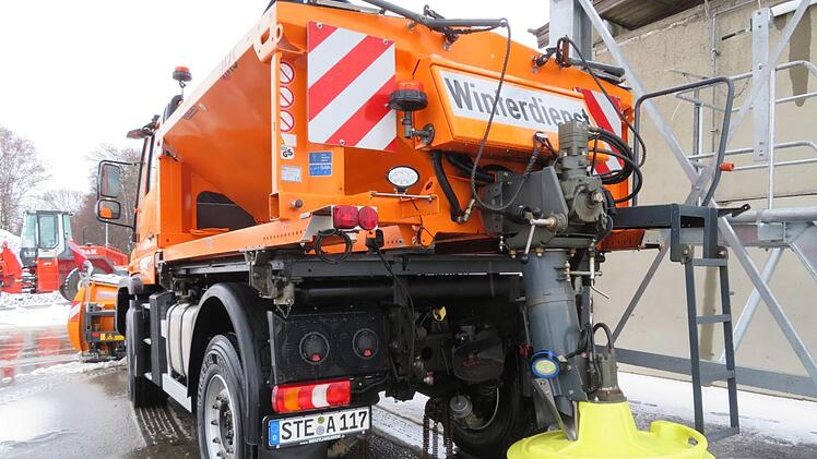 Vorne räumen  - hinten streuen: Der Unimog kann beides und fährt dabei mit rund 20 Stundenkilometern. Fotos: Monika Schütz
