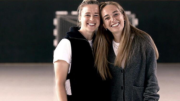 Nationalspielerin Sophia Kleinherne (links) und Anna Aehling spielen beide bei Eintracht Frankfurt in der Abwehr. Auch sie besuchten das als Nachwuchskaderschmiede geltende Internat in Kaiserau.