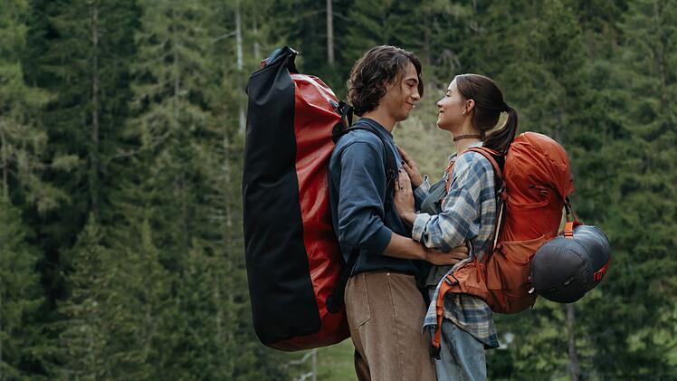 Markus' Zieh-Tochter Mia Steiner (Lisa Junick) und Michis Sohn Leon Dörfler (Marinus Hohmann) kommen sich beim "Bergretter" näher.