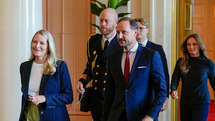 Mette-Marit mit Sauerstoffger&auml;t bei offiziellem Termin