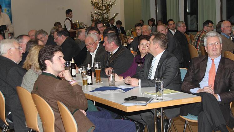 Ludwig von Lerchenfeld (rechts) sitzt neben dem Kulmbacher CSU-Kreisvorsitzenden Henry Schramm.