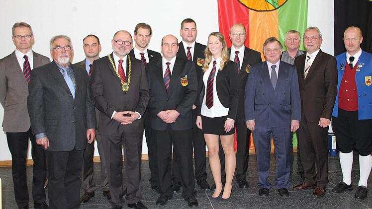 Für ihr Engagement im Vereins- und Ehrenamt wurden diese zwölf Mitbürger beim Neujahrsempfang von Bürgermeister Robert Herrmann (Vierter von links) ausgezeichnet. Fotos: Ralf Kestel