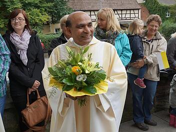 Mit Blumen und Geschenken hießen die Zapfendorfer den neuen Pfarradministrator Kurian Chackupurackal willkommen. Foto: Johannes Michel