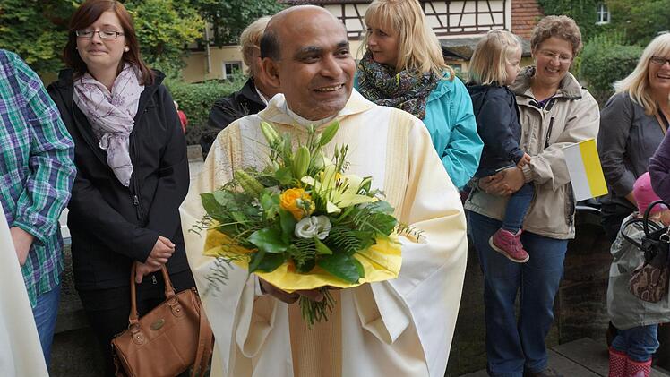 Mit Blumen und Geschenken hießen die Zapfendorfer den neuen Pfarradministrator Kurian Chackupurackal willkommen. Foto: Johannes Michel
