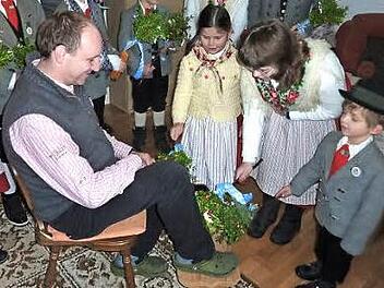 Die Nachwuchstrachtler bei Vorstandsmitglied Stefan Nüchterlein. Im Einsatz waren Felix Däumer, Jakob Schlick, Simon Schlick, David Müller, Vanessa Gremer, Natalie Gemer, Anna Lifka, Lisa Lifka und Max Lifka.   Foto: Gerd Fleischmann