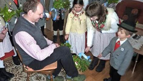 Die Nachwuchstrachtler bei Vorstandsmitglied Stefan Nüchterlein. Im Einsatz waren Felix Däumer, Jakob Schlick, Simon Schlick, David Müller, Vanessa Gremer, Natalie Gemer, Anna Lifka, Lisa Lifka und Max Lifka.   Foto: Gerd Fleischmann