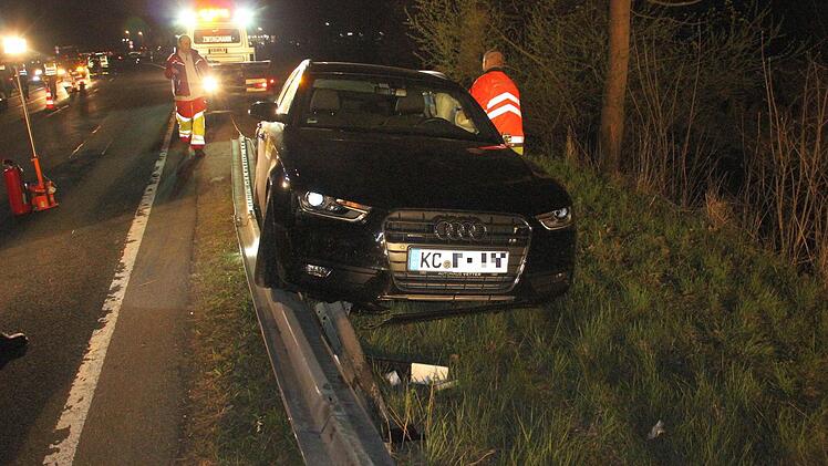 Dann konnte der Unfallwagen in Richtung Abschlepper gezogen werden.  Foto: Friedwald Schedel