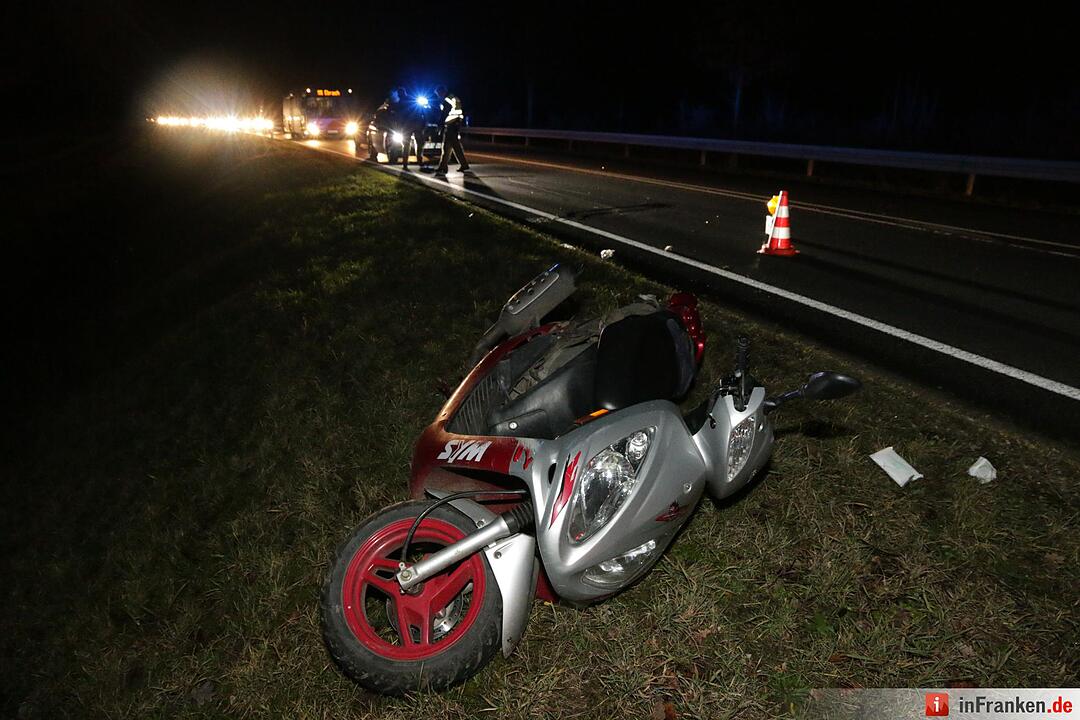 Pkw und Roller kollidieren auf B22 bei Birkach