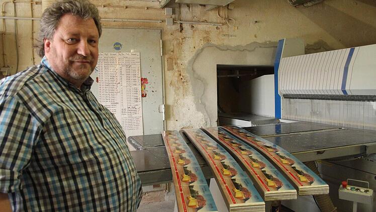 In einem ersten Arbeitsschritt werden die riesigen Druckplatten zersägt. Foto: Sonja Adam