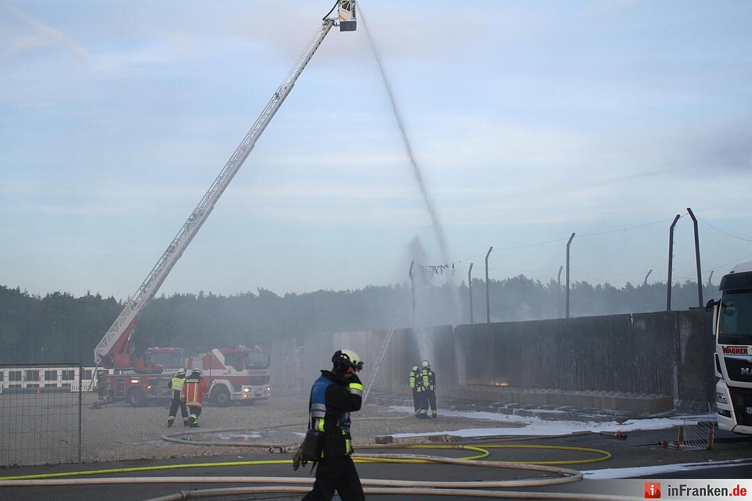 Müllberg am Nürnberger Hafen fängt Feuer – Großeinsatz der Feuerwehr
