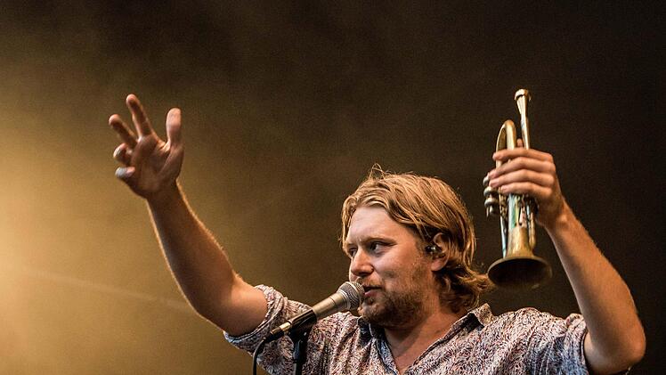 Krachledernes Outfit, mitreißend laute Beats: LaBrassBanda begeistert in Tambach . Foto: Jochen Berger