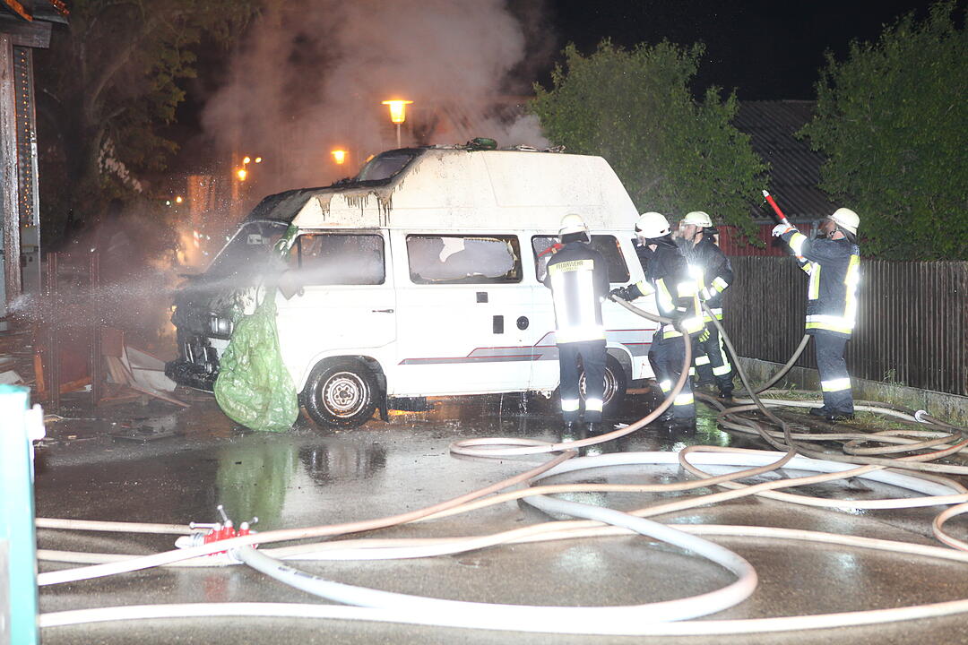 Flammen vernichten stillgelegte Zimmerei