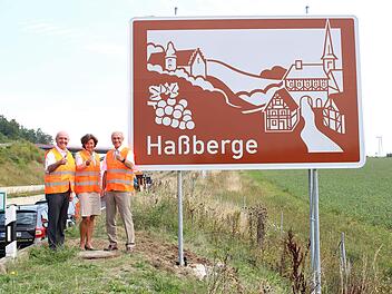 Rhön-Grabfelds Landrat Thomas Habermann, Geschäftsführerin Haßberge Tourismus Susanne Volkheimer und Haßberge-Landrat Wilhelm Schneider präsentierten die touristischen Unterrichtungstafeln  bei Maßbach. Foto: Ina Heupt