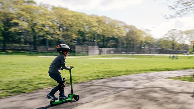 Mann schl&auml;gt rollerfahrendes M&auml;dchen