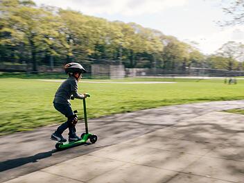 Mann schlägt rollerfahrendes Mädchen
