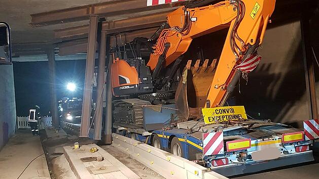 Ein Schwertransport ist in einer Unterf&uuml;hrung stecken geblieben. Die A3 zwischen der Anschlussstelle Schl&uuml;sselfeld und H&ouml;chstadt Nord bleibt mindestens bis Mittwochnachtmittag gesperrt.