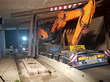 Ein Schwertransport ist in einer Unterf&uuml;hrung stecken geblieben. Die A3 zwischen der Anschlussstelle Schl&uuml;sselfeld und H&ouml;chstadt Nord bleibt mindestens bis Mittwochnachtmittag gesperrt.